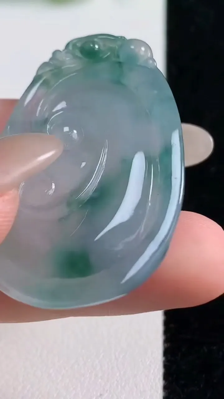 天然A货翡翠冰种飘花如意吊坠，尺寸44.6-28.7-7.6，重量:17.65g
10月15日