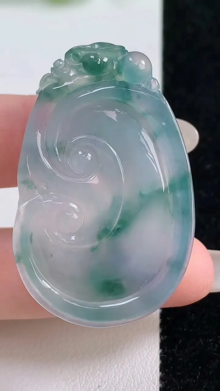 天然A货翡翠冰种飘花如意吊坠，尺寸44.6-28.7-7.6，重量:17.65g
10月15日