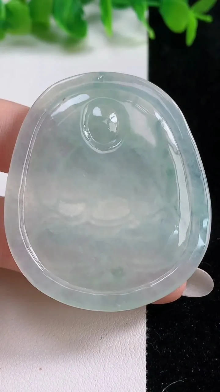 天然A货翡翠千手观音菩萨吊坠，尺寸52.7-46.8-5，重量:23.92g
10月15日