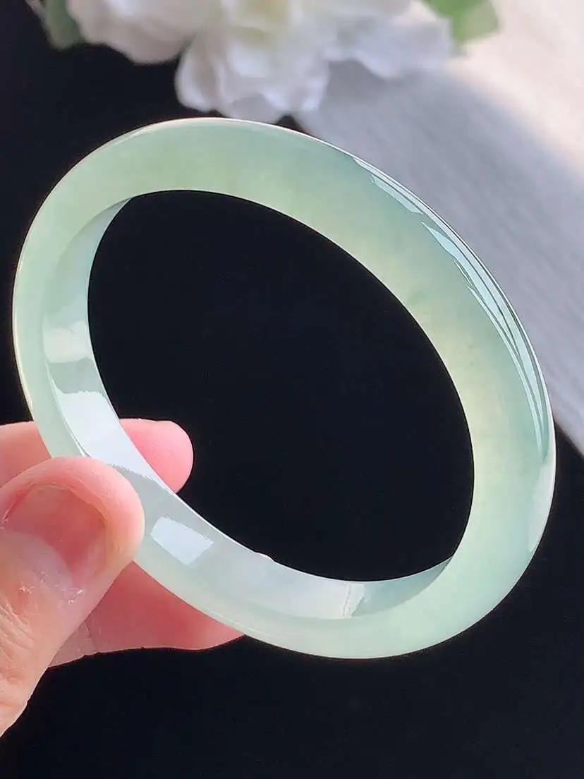 a货翡翠老坑冰种飘花贵妃手镯52-53小圈口 尺寸52×47×9.4×6.3mm 重量29.63g 1015