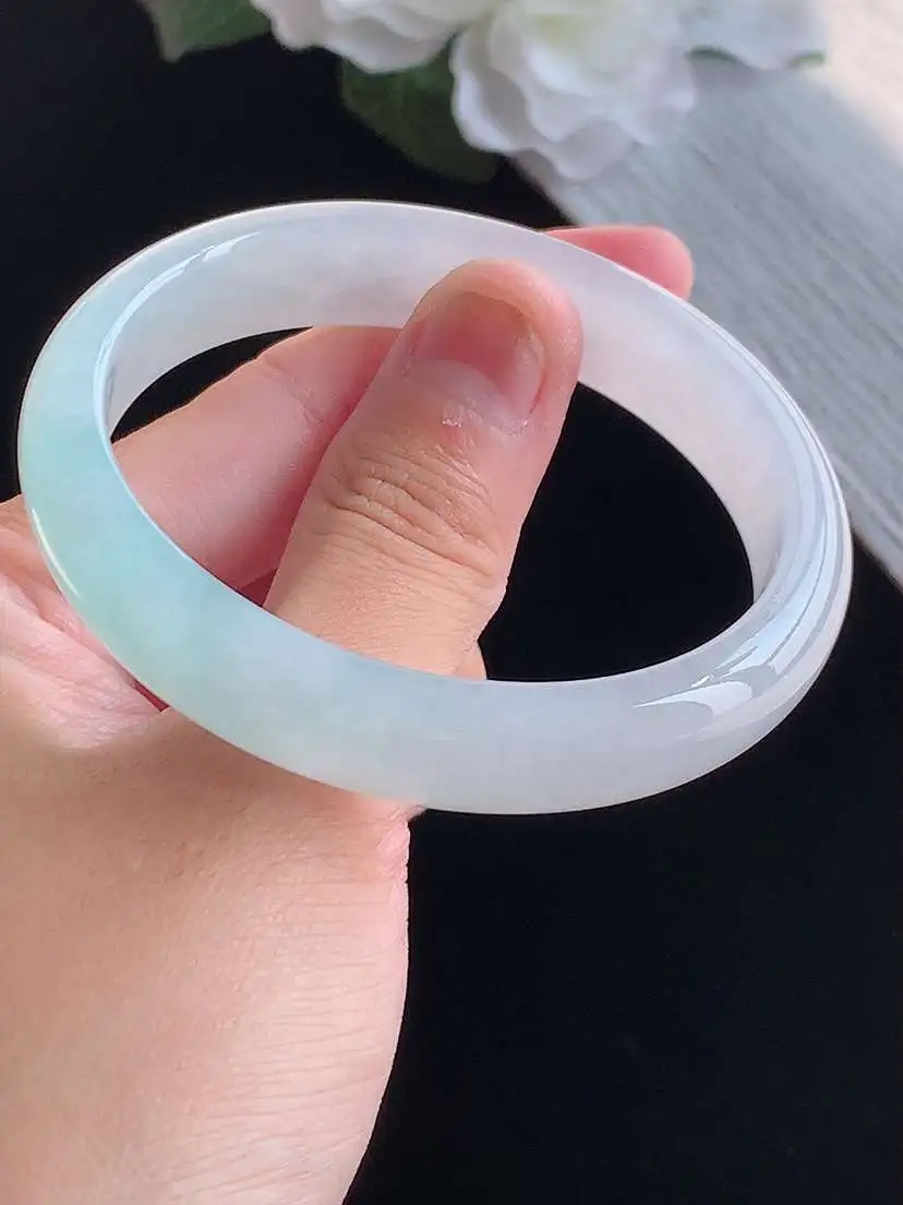 a货翡翠老坑冰种白月光贵妃手镯56-57圈口  尺寸56×47.5×12.4×6.8mm 重量43.05g 1015