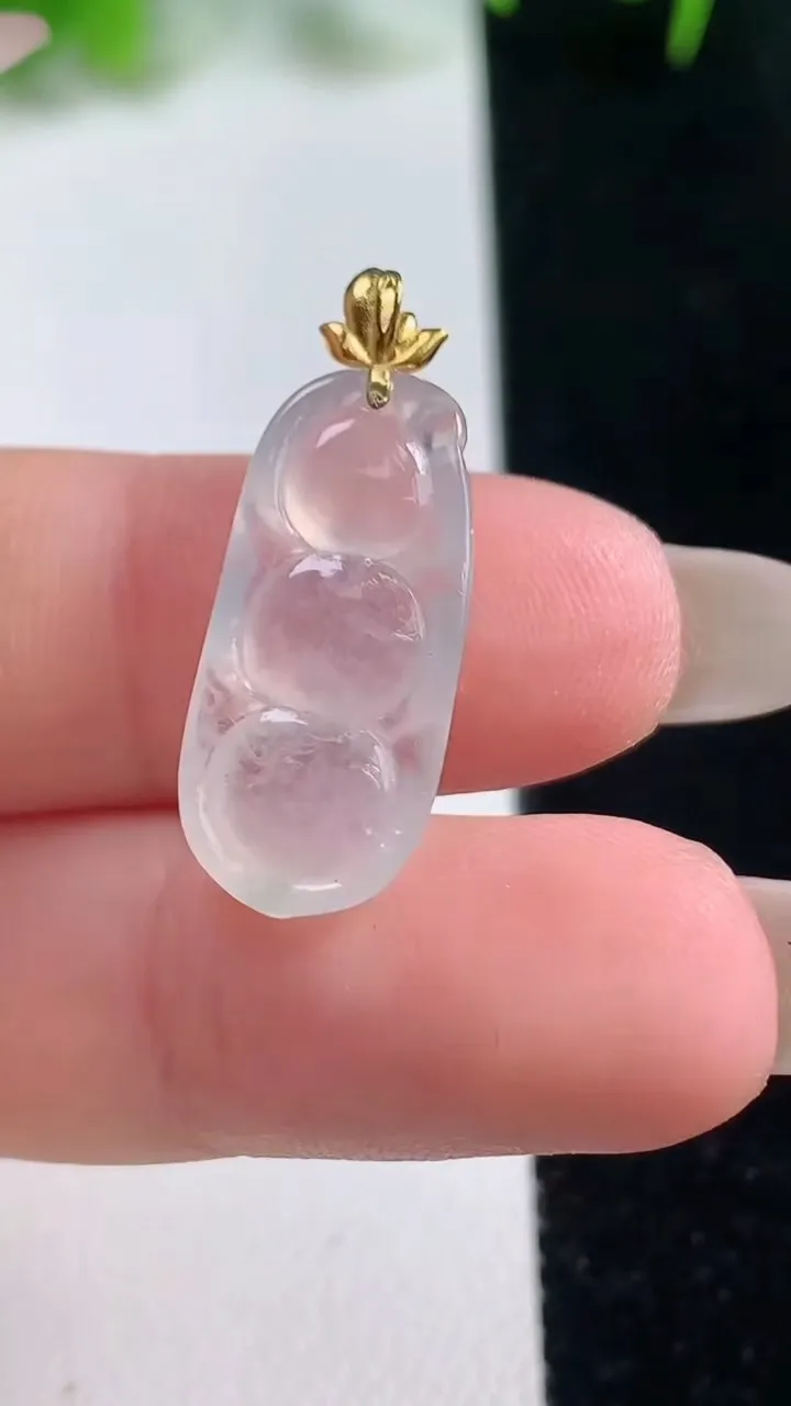 天然A货翡翠种白冰福豆吊坠，尺寸21-10.2-4，重量:1.88g
10月16日