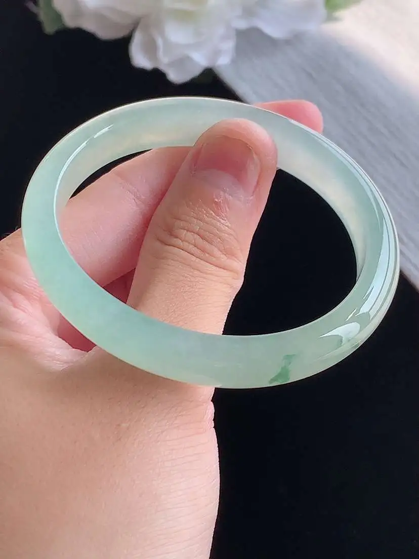 a货翡翠老坑冰种飘花贵妃手镯52-53小圈口 尺寸52×47×9.4×6.3mm 重量29.63g 1015