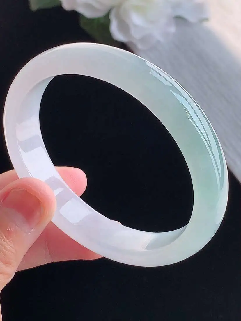 a货翡翠老坑冰种白月光贵妃手镯56-57圈口  尺寸56×47.5×12.4×6.8mm 重量43.