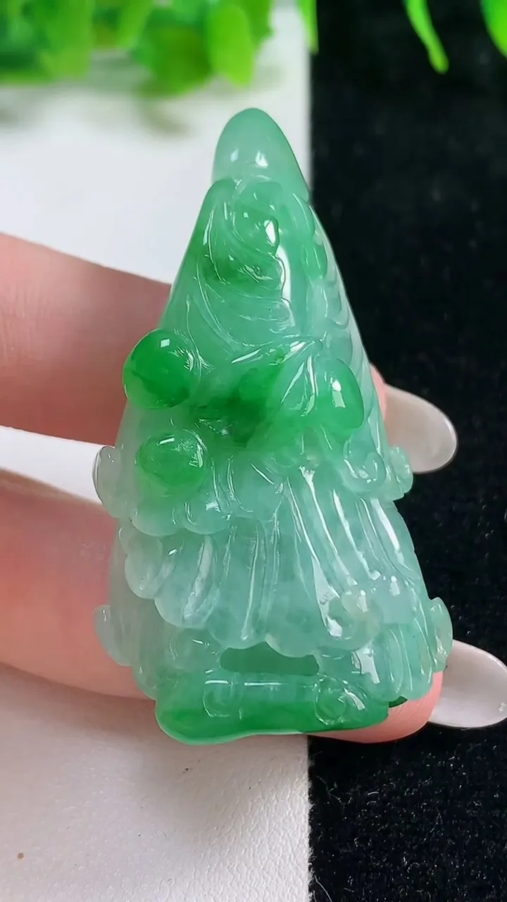 天然A货翡翠白菜吊坠，尺寸52.2-29.4-13.5，重:30.67g
10月16日