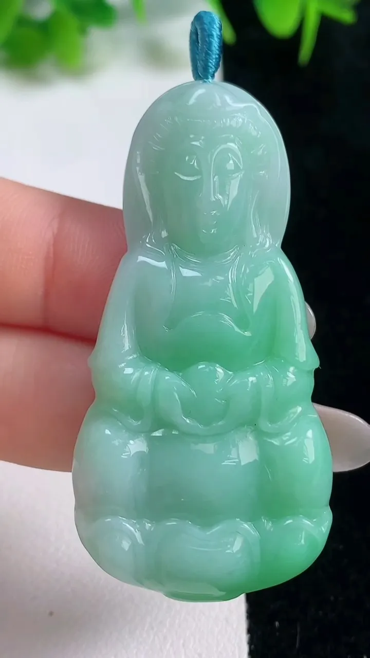 天然A货翡翠观音菩萨吊坠，尺寸52-26.8-6，重量:17.15g
10月16日
