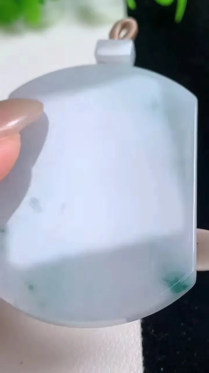 天然A货翡翠冰种飘花无事牌吊坠，尺寸51.8-39.6-5.8，重量:33.24g
10月16日