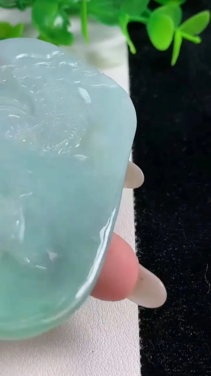 天然A货翡翠龙牌吊坠，尺寸71-51.5-10.3，重:72.16g
10月16日