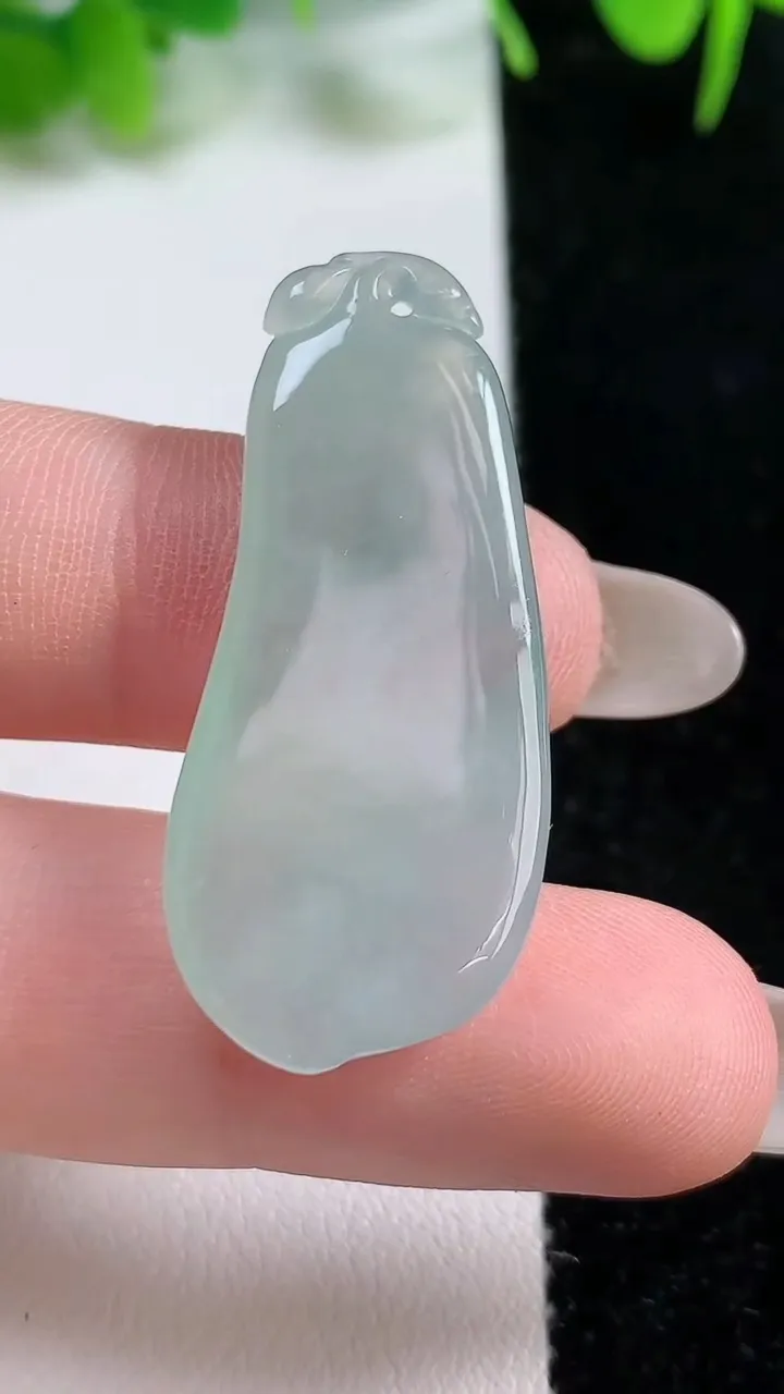 天然A货翡翠福瓜吊坠，尺寸37.5-16.3-4.7，重:6.05g
10月16日