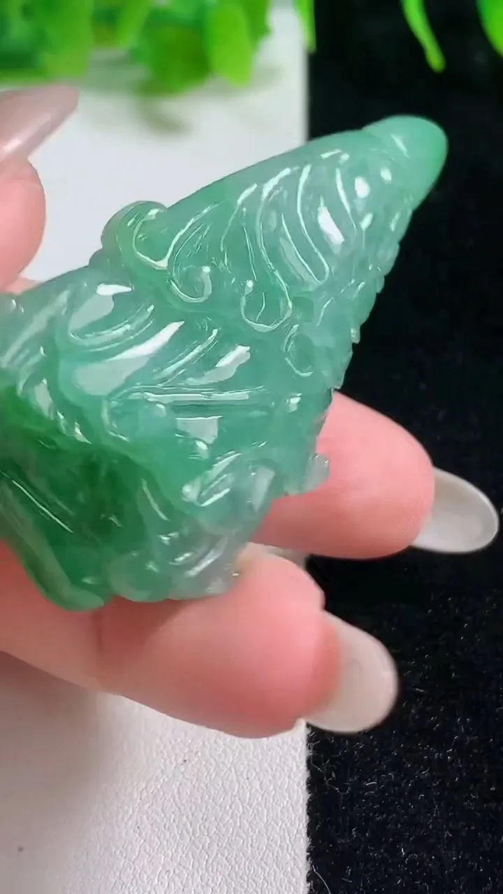天然A货翡翠白菜吊坠，尺寸52.2-29.4-13.5，重:30.67g
10月16日
