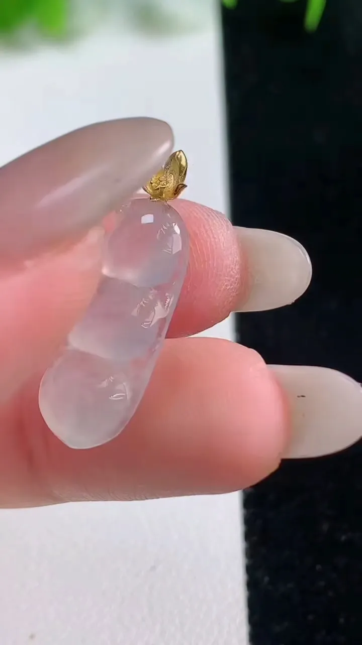 天然A货翡翠种白冰福豆吊坠，尺寸21-10.2-4，重量:1.88g
10月16日