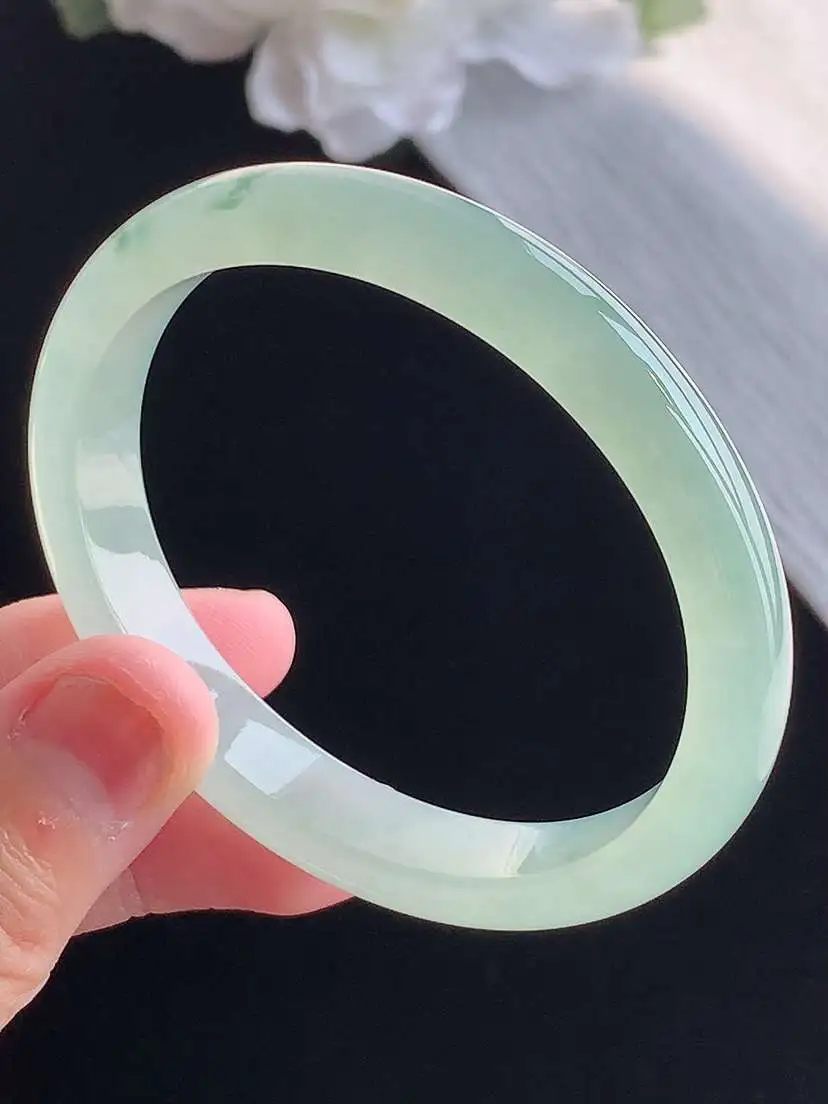 a货翡翠老坑冰种飘花贵妃手镯52-53小圈口 尺寸52×47×9.4×6.3mm 重量29.63g 