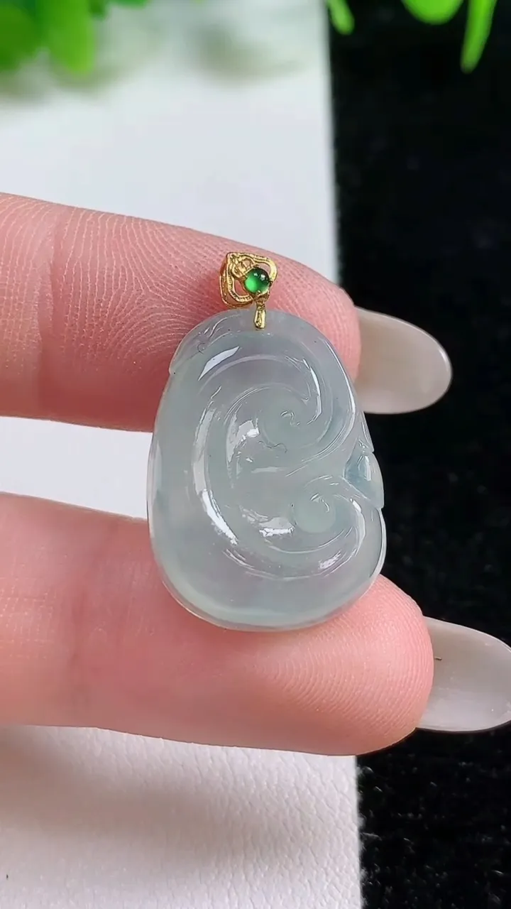 天然A货翡翠如意吊坠，尺寸25.9-16-4.1，重:4.22g
10月16日