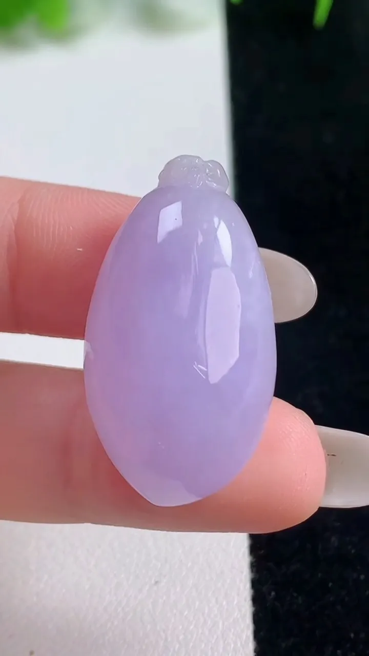 天然A货翡翠紫罗兰福瓜吊坠，尺寸32-17-11，重量:10.24g
10月16日