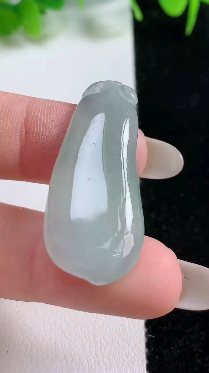 天然A货翡翠福瓜吊坠，尺寸37.5-16.3-4.7，重:6.05g
10月16日