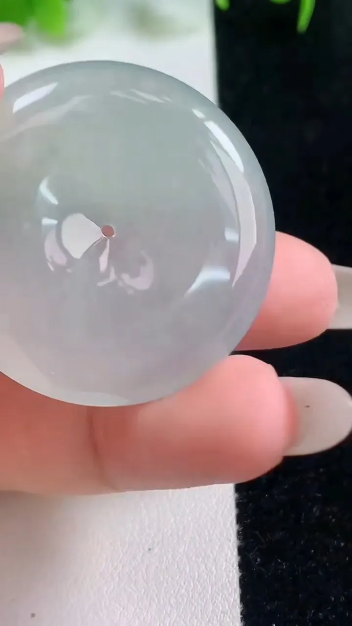 天然A货翡翠平安扣吊坠，尺寸36-5.6，重量:15.86g
10月16日