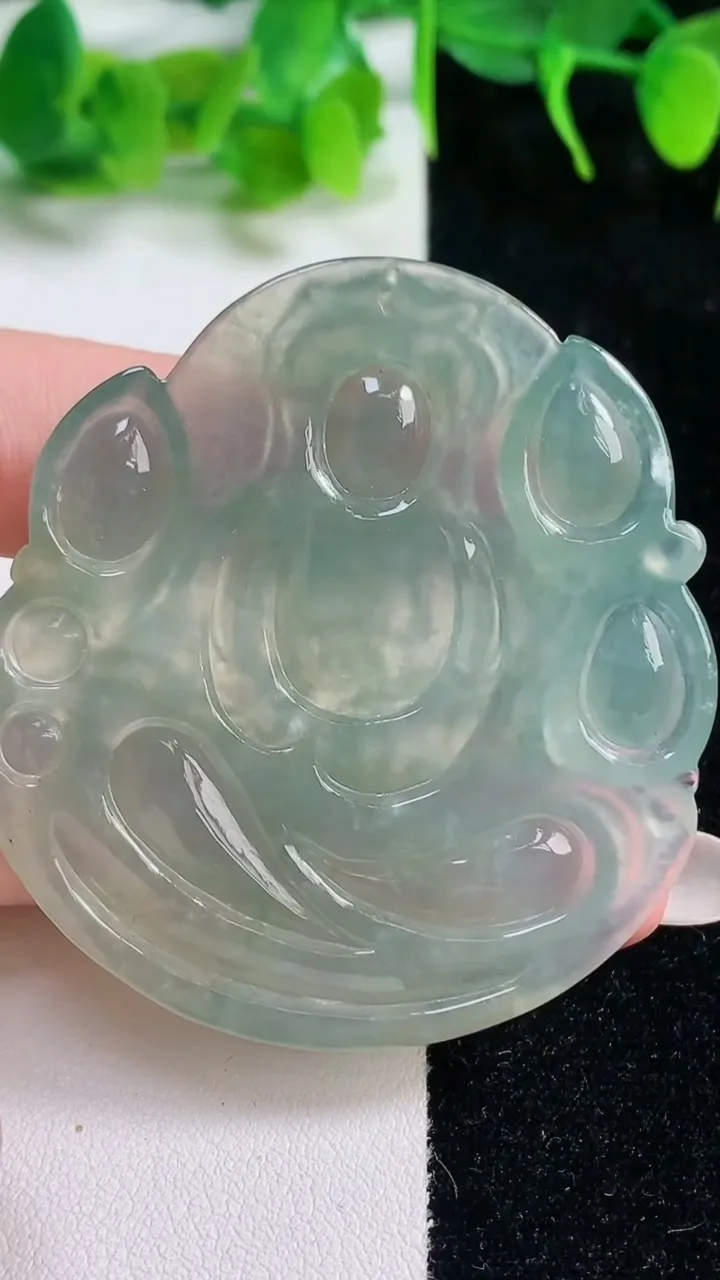 天然A货翡翠大势至观音菩萨吊坠，尺寸52.7-49.2-6，重:26.29g
10月16日