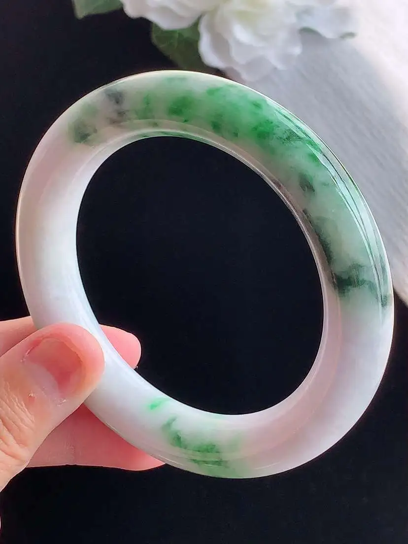 a货翡翠老坑冰润飘绿胖圆条手镯56-57圈口  尺寸56.8×11.3mm 重量78.86g 101