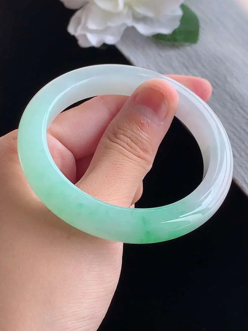 a货翡翠老坑冰种飘绿正装正圈手镯52-53小圈口  尺寸52.3×9.8×8.5mm 重量46.03g 1015