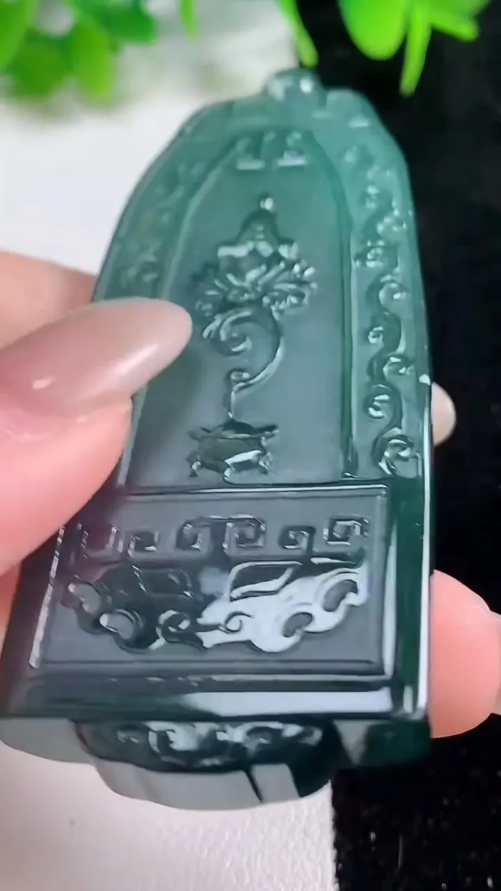 天然A货翡翠蓝水观音菩萨吊坠，尺寸69.8-31.6-8.5，重量:44.05g
10月16日