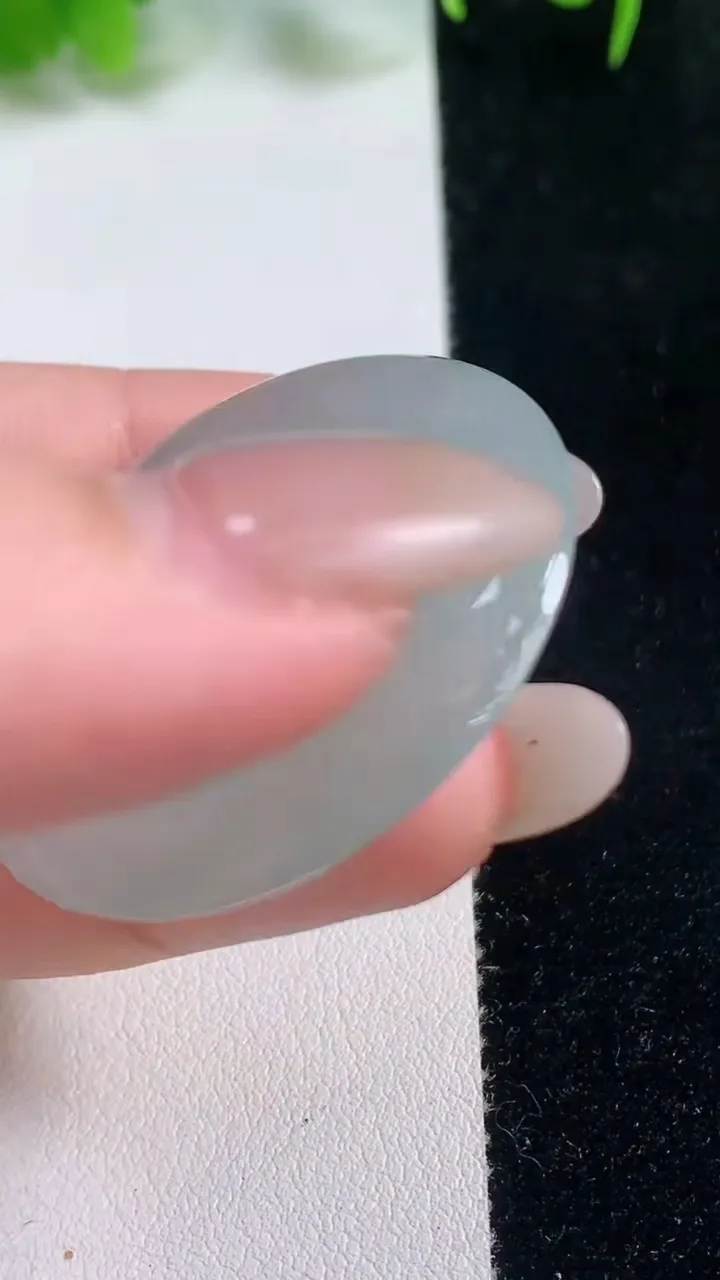天然A货翡翠平安扣吊坠，尺寸36-5.6，重量:15.86g
10月16日