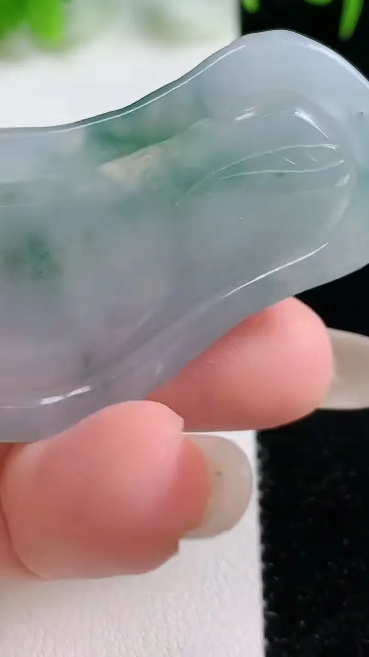 天然A货翡翠飘花龙牌吊坠，尺寸52-27.8-6.2，重:13.84g
10月16日