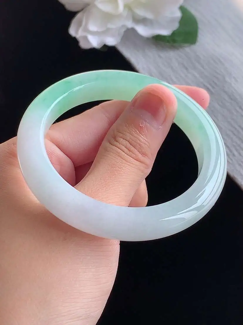 a货翡翠老坑冰种飘绿正装正圈手镯52-53小圈口  尺寸52.3×9.8×8.5mm 重量46.03g 1015