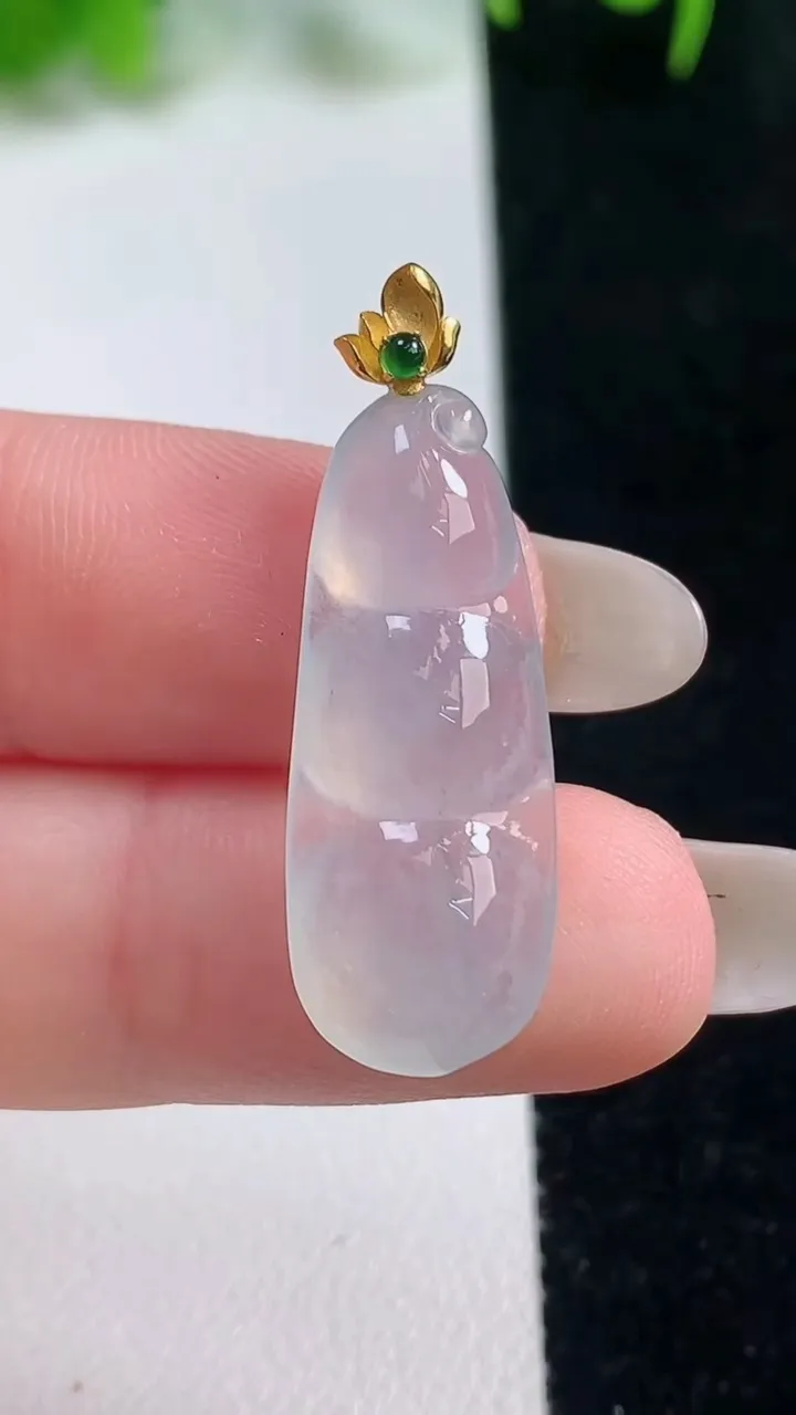 天然A货翡翠种白冰福豆吊坠，尺寸27.8-11-3.7，重量:2.67g
10月16日
