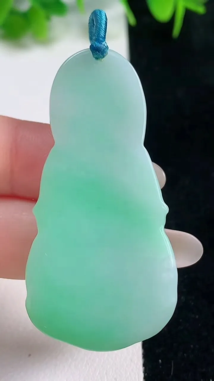 天然A货翡翠观音菩萨吊坠，尺寸52-26.8-6，重量:17.15g
10月16日