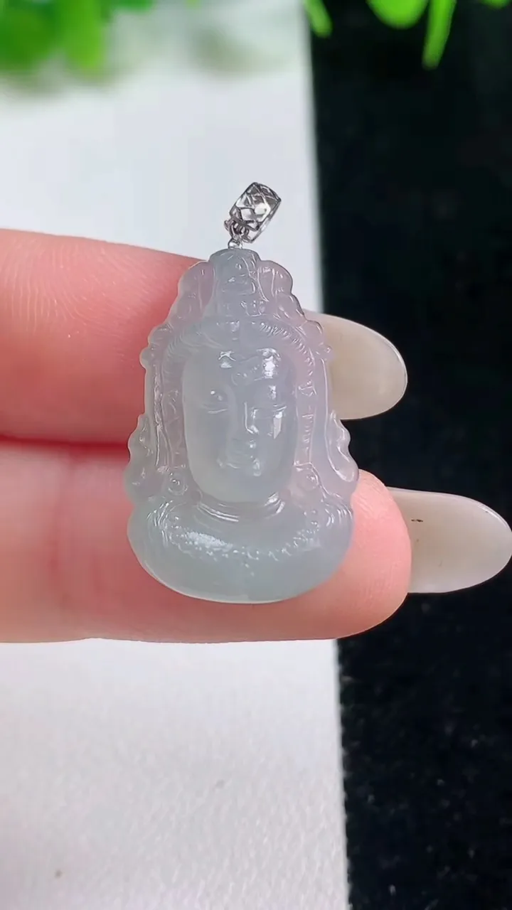 天然A货翡翠观音头吊坠，尺寸23.4-15.8-4.9，重量:3.55g
10月16日
