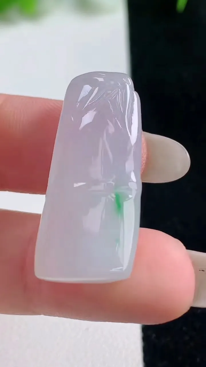 天然A货翡翠节节高升 竹节吊坠，尺寸31-13.4-6.5，重量:5.91g
10月16日