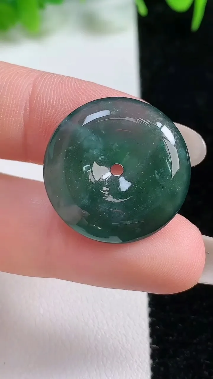 天然A货翡翠平安扣吊坠，尺寸22.7-5.3，重:5.46g
10月16日
