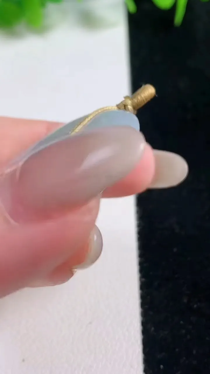 天然A货翡翠冰种飘花平安扣吊坠，尺寸37.3-5.7，重量:17.09g
10月16日