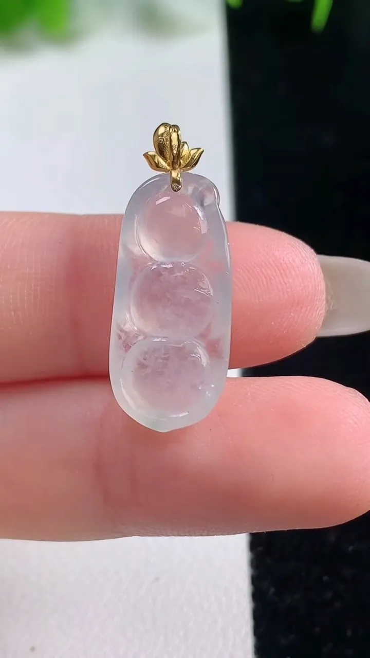 天然A货翡翠种白冰福豆吊坠，尺寸21-10.2-4，重量:1.88g
10月16日
