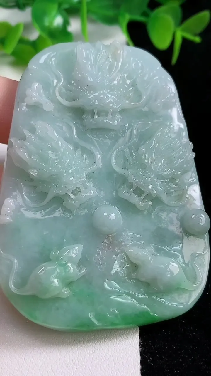 天然A货翡翠龙牌吊坠，尺寸71-51.5-10.3，重:72.16g
10月16日