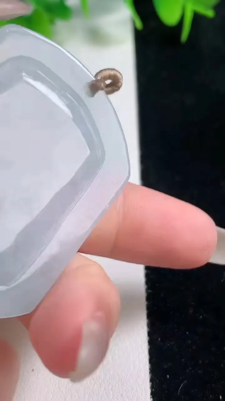 天然A货翡翠山水观音菩萨吊坠，尺寸52-43.8-5.6，重量:24.60g
10月16日