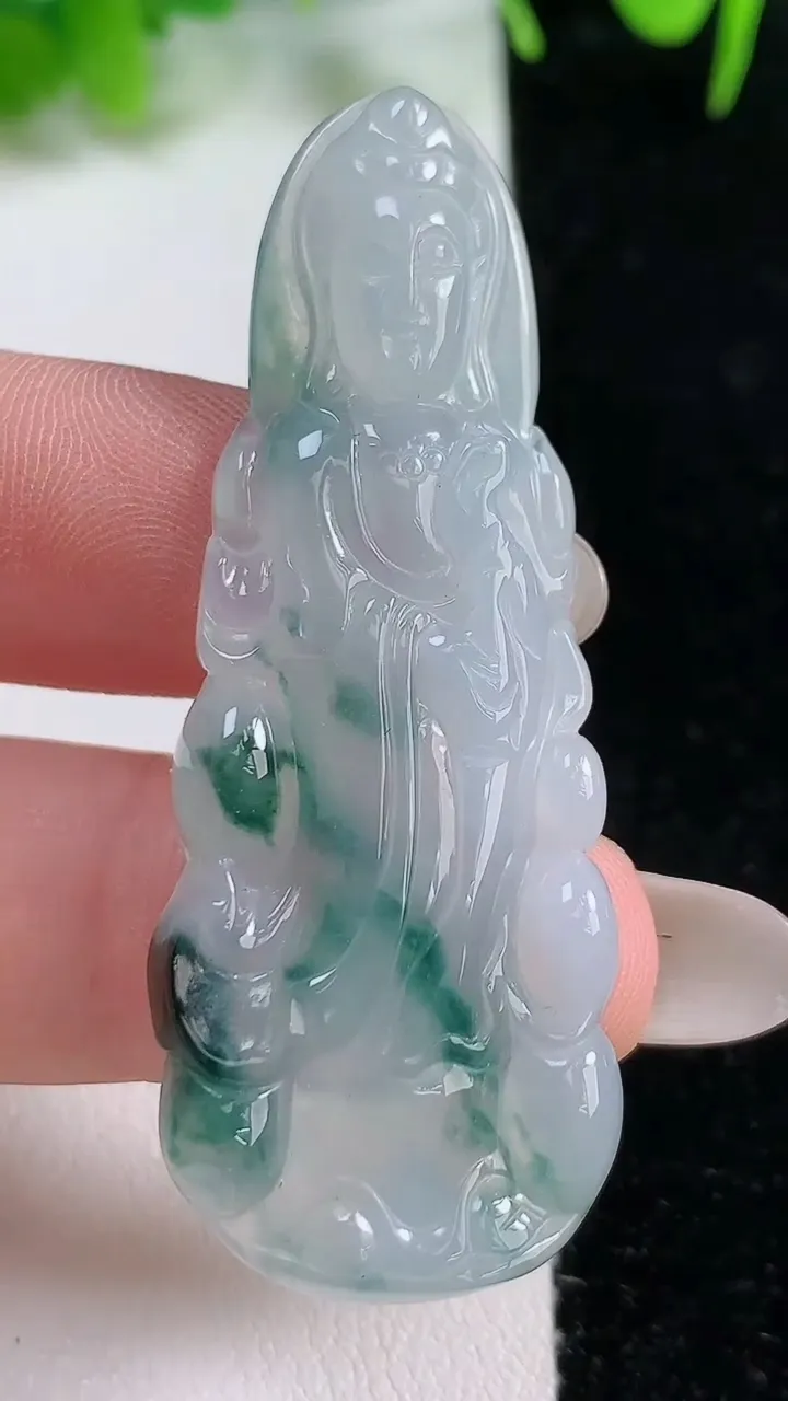 天然A货翡翠冰种飘花观音菩萨吊坠，尺寸53.2-20.1-4.1，重:8.24g
10月16日