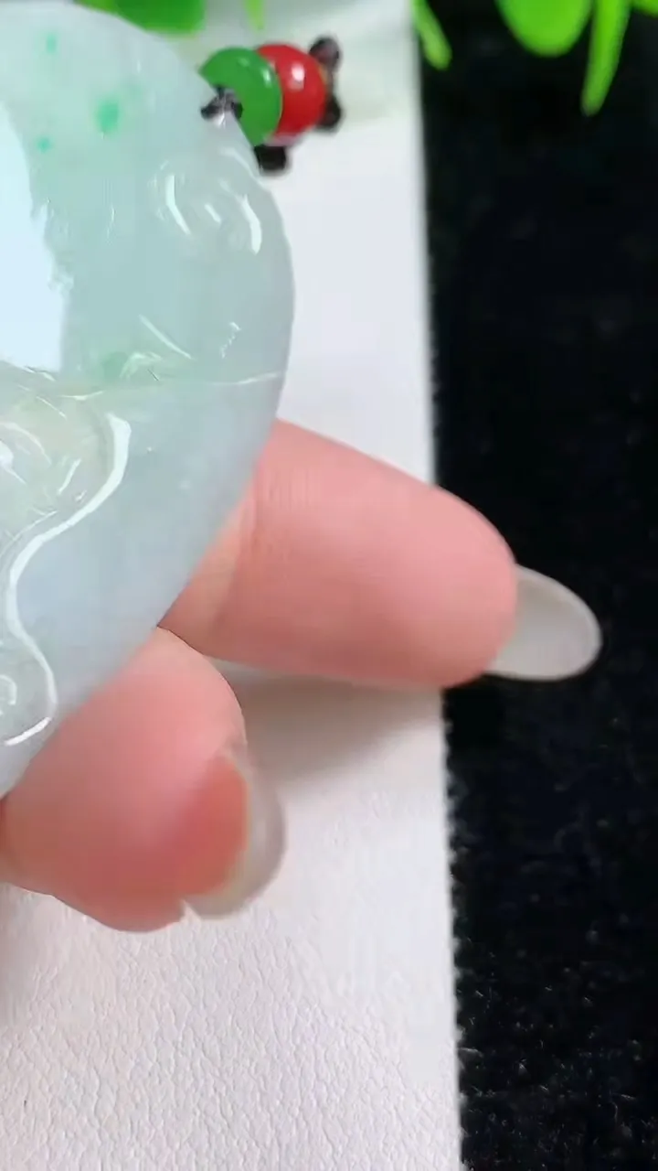 天然A货翡翠山水牌吊坠，尺寸56-35.5-6.6，重:26.52g
10月16日