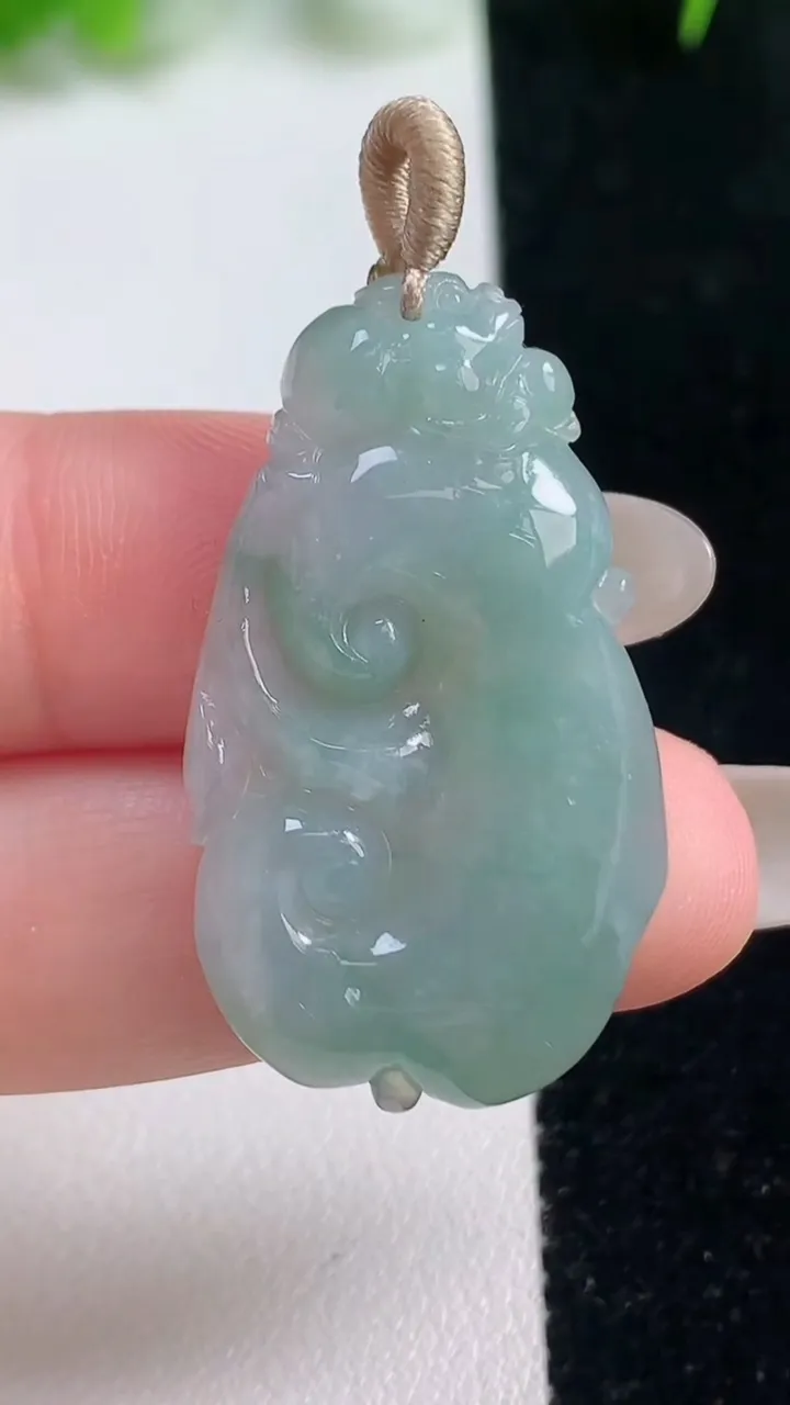 天然A货翡翠如意吊坠，尺寸34.8-20.7-5.5，重量:7.13g
10月16日