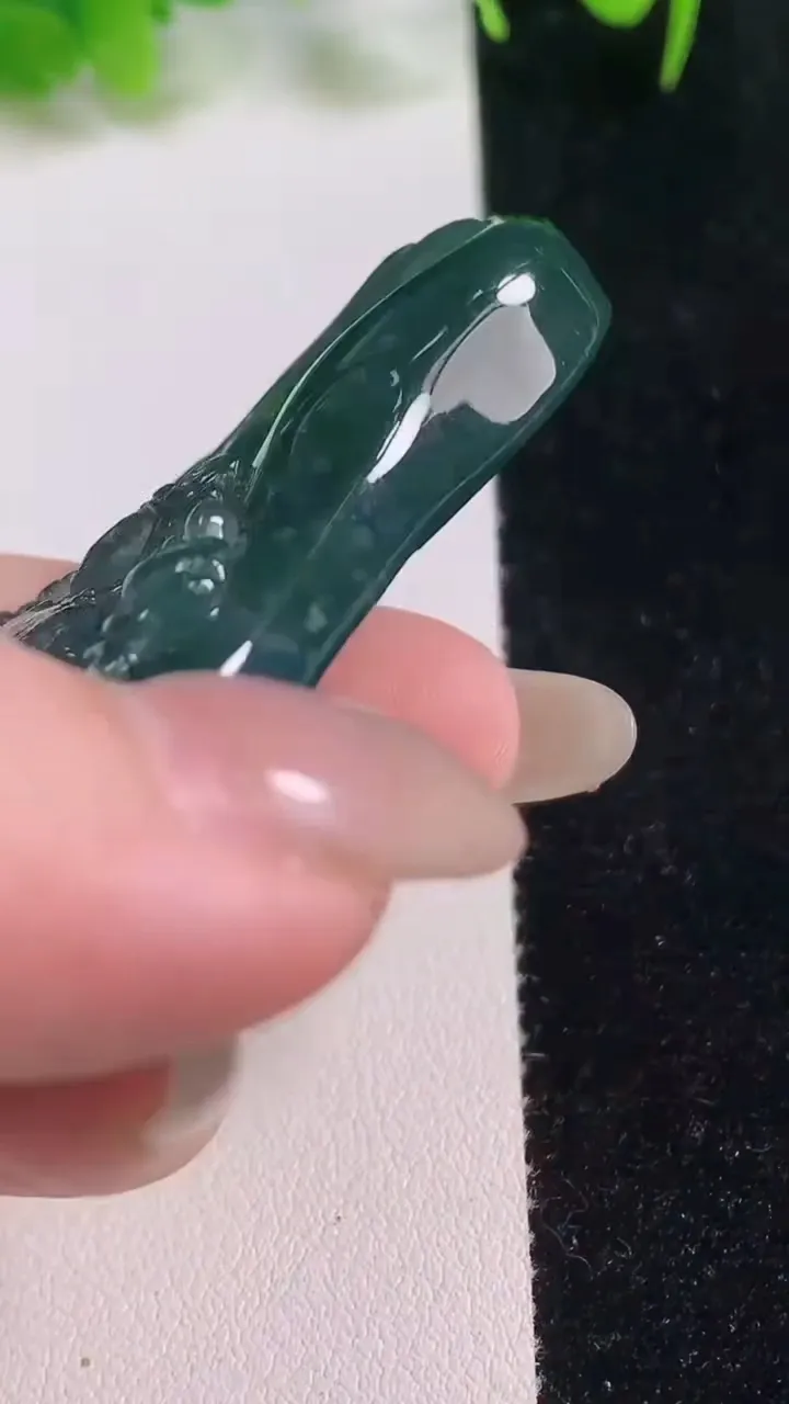 天然A货翡翠蓝水度母观音菩萨吊坠，尺寸70.7-33.5-9.8，重量:46.40g
10月16日