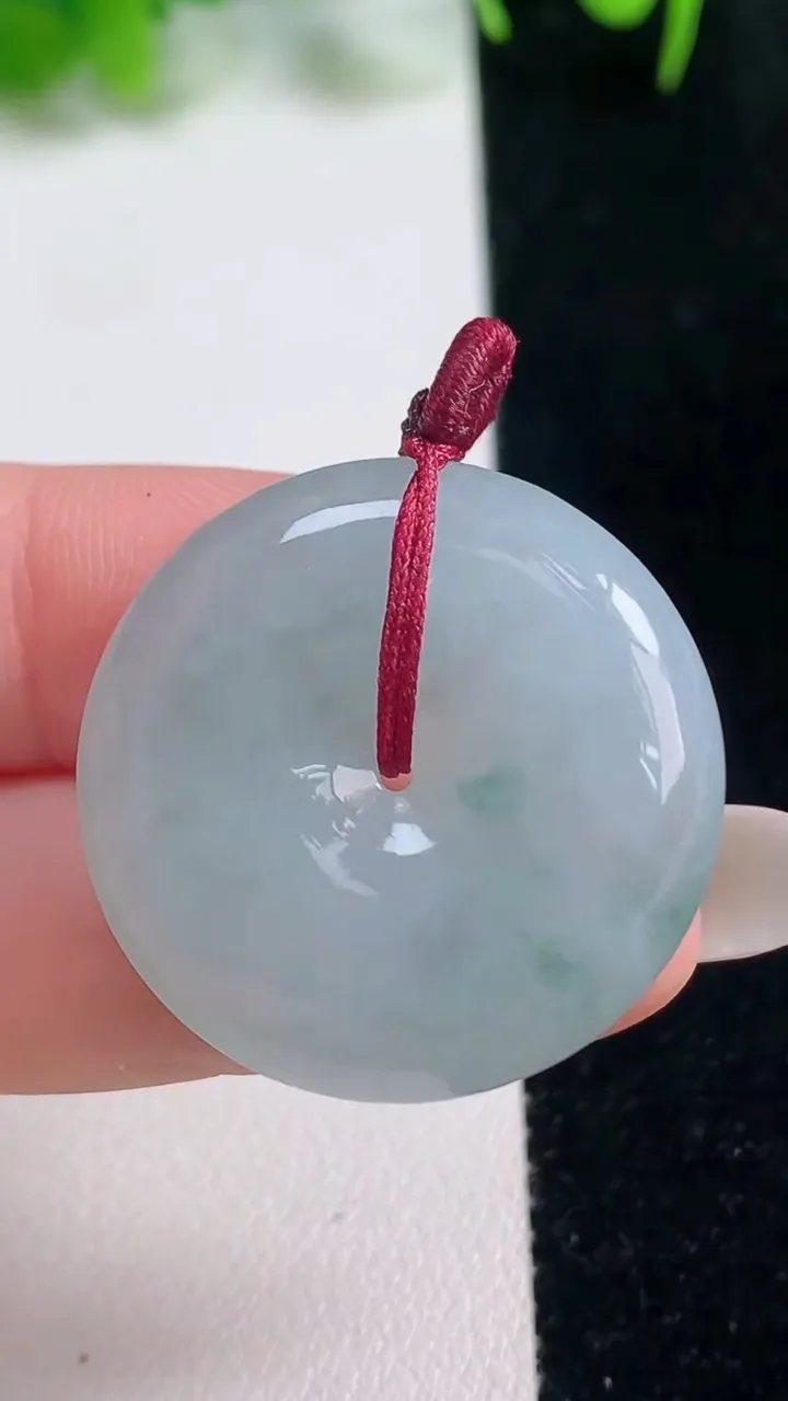 天然A货翡翠飘花平安扣吊坠，尺寸28.6-6.4，重量:11.36g
10月16日
