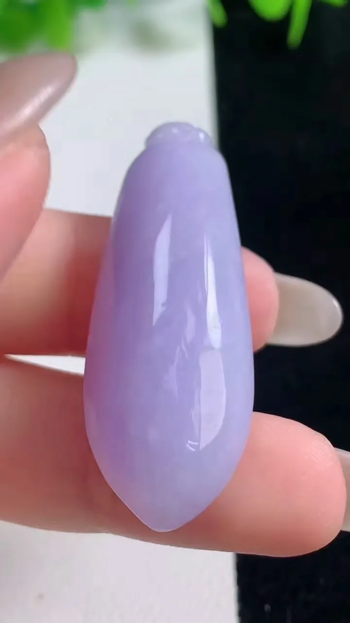 天然A货翡翠紫罗兰福瓜吊坠，尺寸42.5-16-9.4，重量:10.51g
10月16日