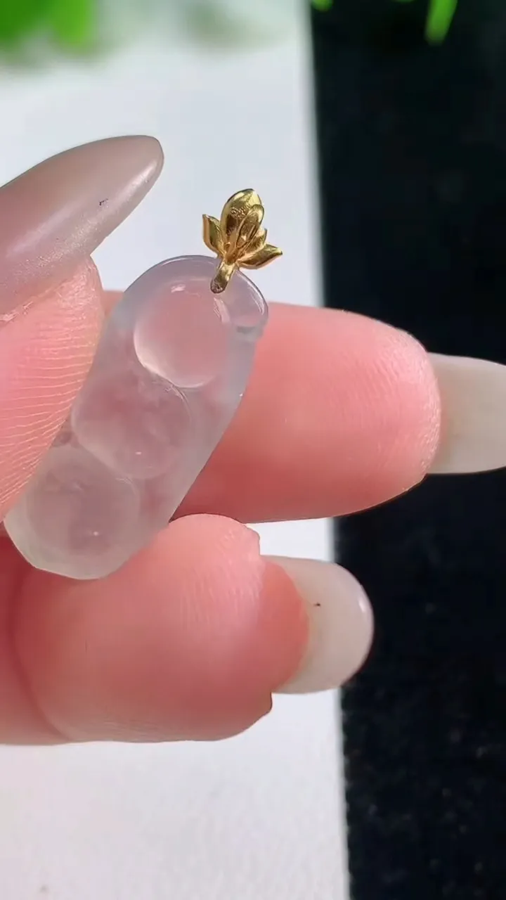 天然A货翡翠种白冰福豆吊坠，尺寸21-10.2-4，重量:1.88g
10月16日