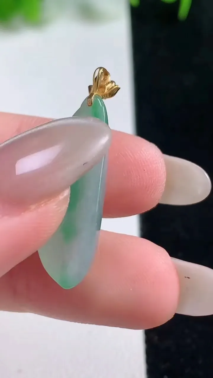 天然A货翡翠福瓜吊坠，尺寸25.2-10.4-6.6，重量:3.16g
10月16日