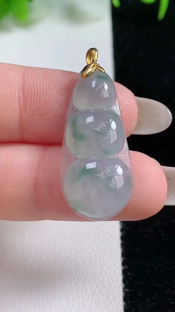 天然A货翡翠种飘花福豆吊坠，尺寸32.7-13.1-3.9，重:3.36g
10月16日