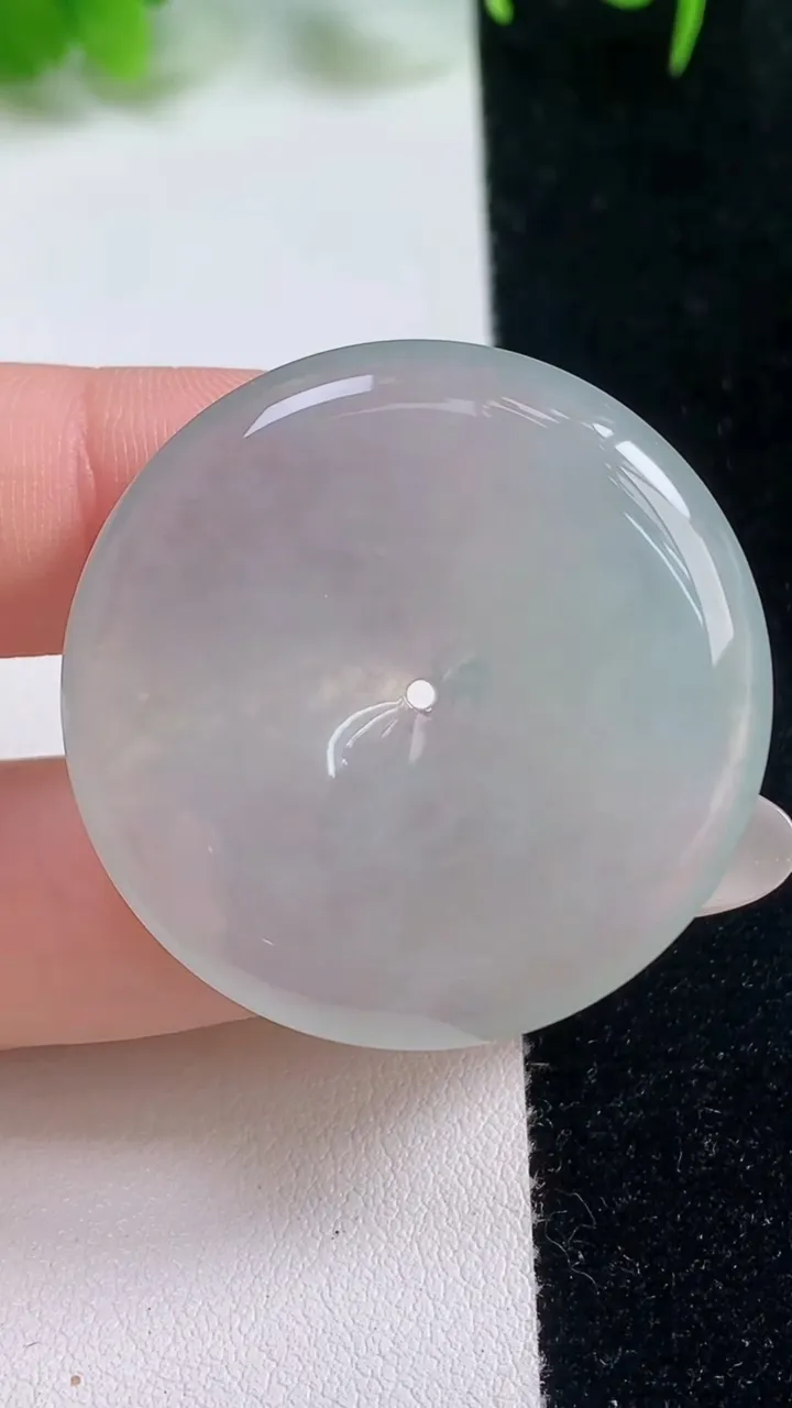 天然A货翡翠平安扣吊坠，尺寸36-5.6，重量:15.86g
10月16日