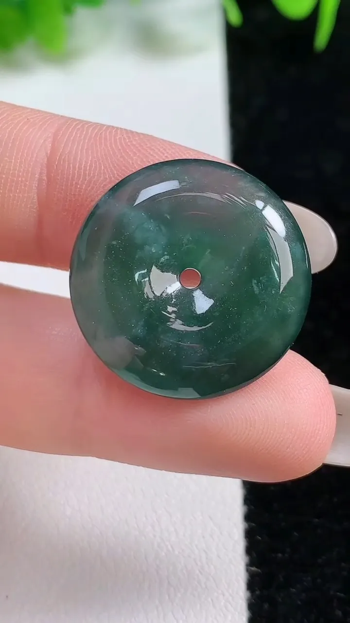 天然A货翡翠平安扣吊坠，尺寸22.7-5.3，重:5.46g
10月16日