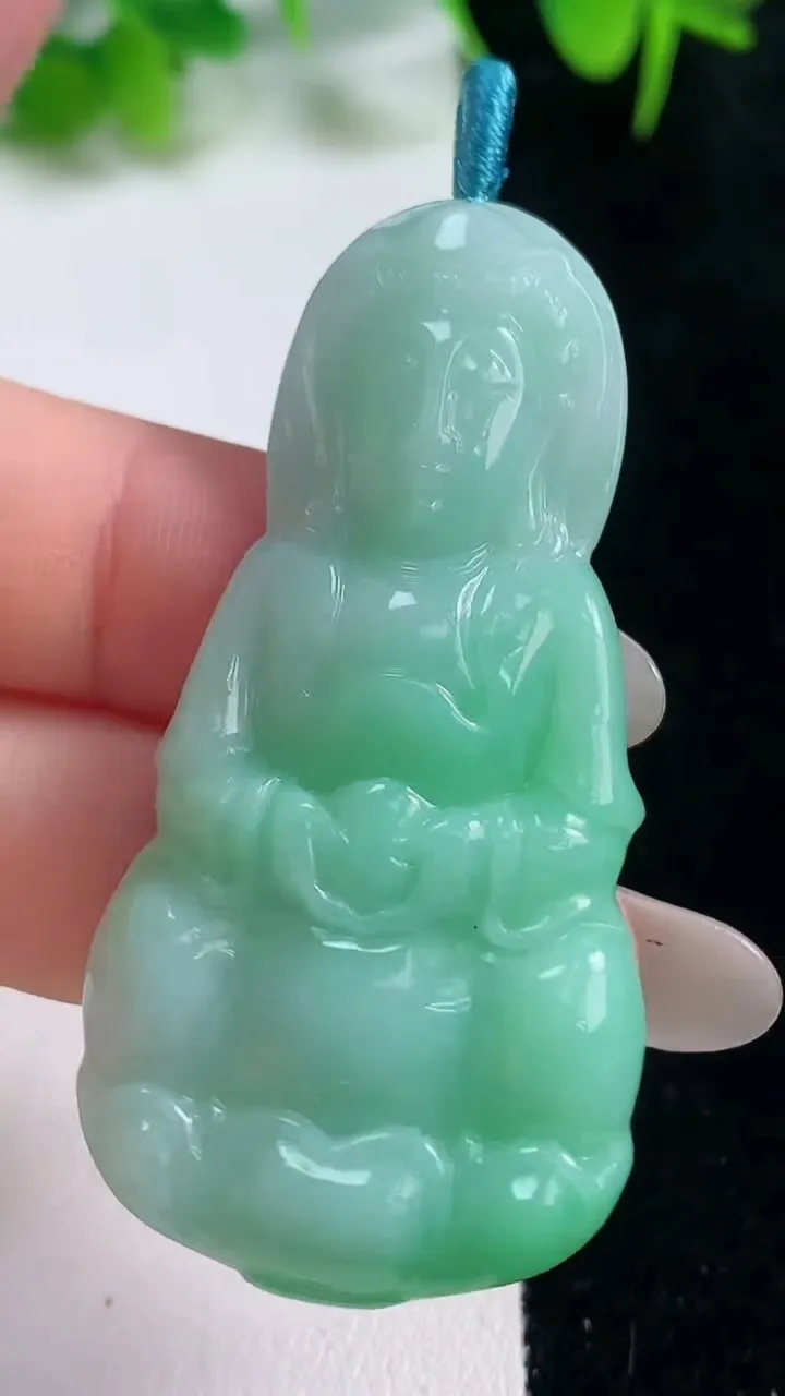 天然A货翡翠观音菩萨吊坠，尺寸52-26.8-6，重量:17.15g
10月16日