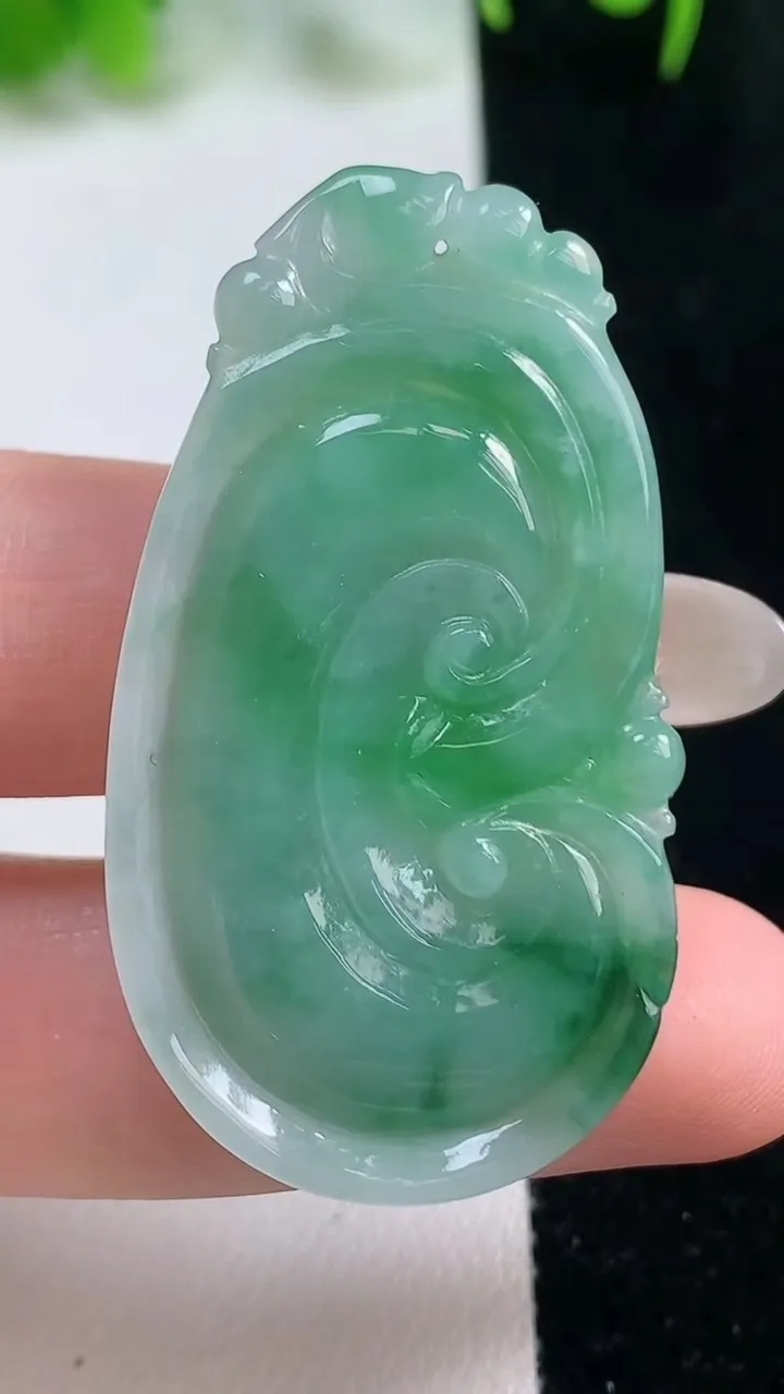 天然A货翡翠如意吊坠，尺寸44.7-24-5，重量:10.00g
10月16日