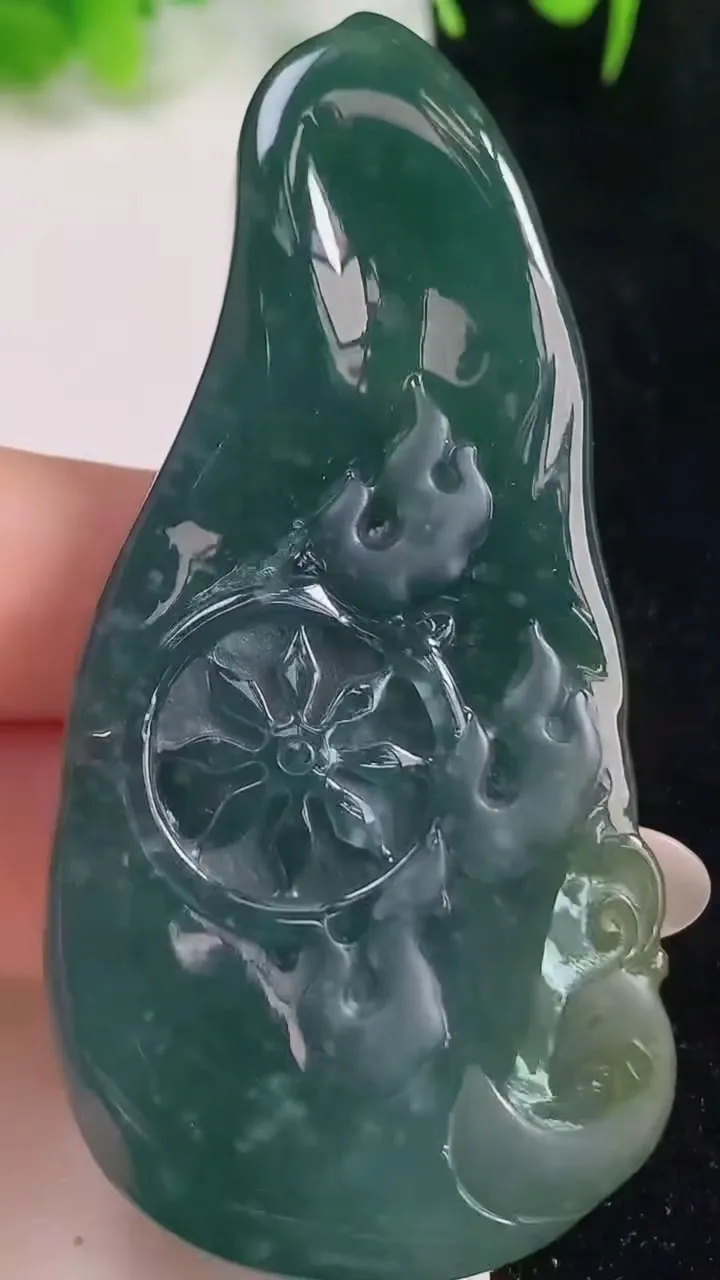 天然A货翡翠蓝水度母观音菩萨吊坠，尺寸70.7-33.5-9.8，重量:46.40g
10月16日
